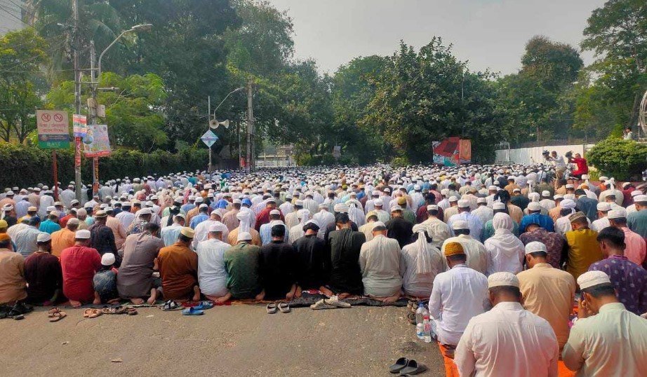 বড় জমায়েতে জুমার নামাজ আদায় করলেন সাদপন্থিরা